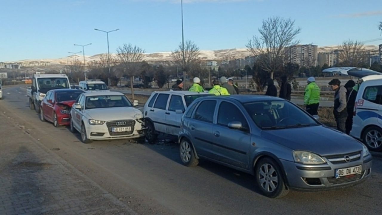 Kaza kazaya neden oldu, 10 araç birbirine girdi