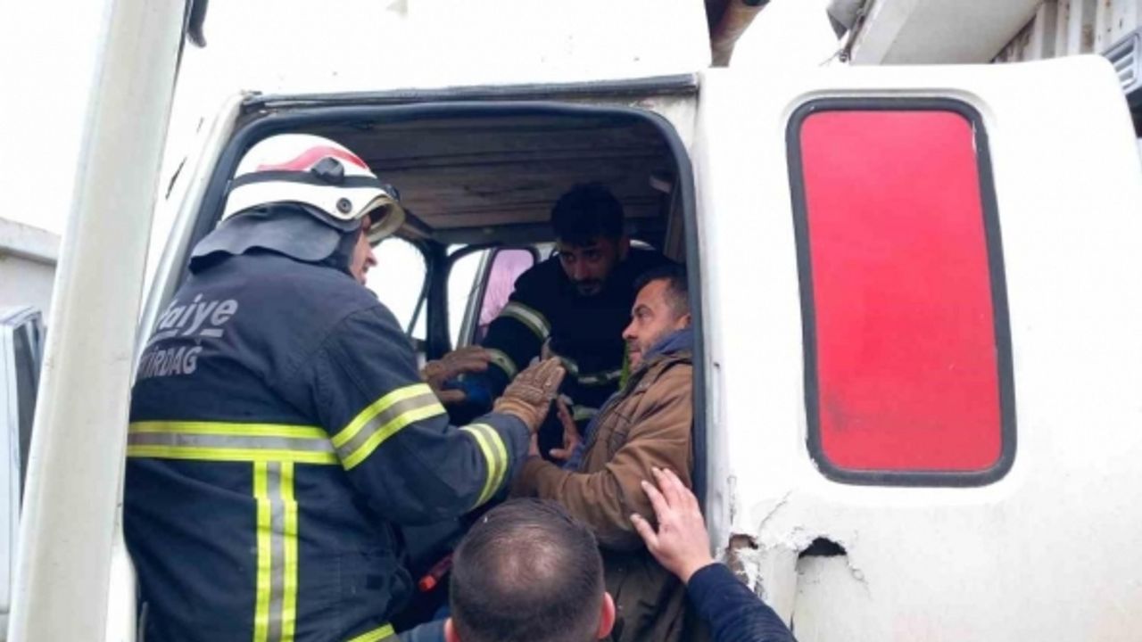 Kaza sonrası sıkışan kamyon şoförünü itfaiye kurtardı