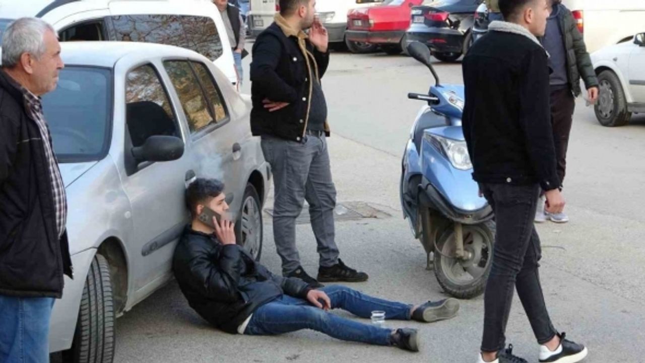 Kaza yapan motosiklet sürücüsü yattığı yerde ambulansı sigara içerek bekledi