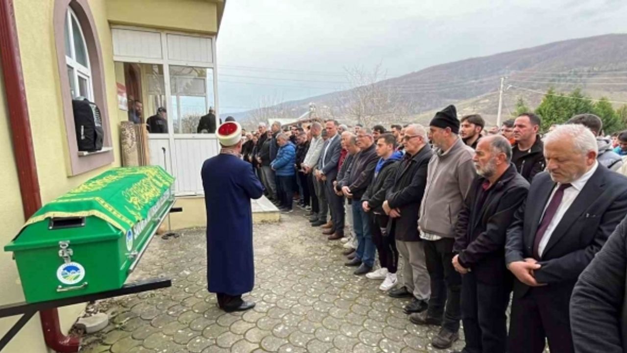 Kazada hurdaya dönen otomobilde hayatını kaybeden iki genç defnedildi