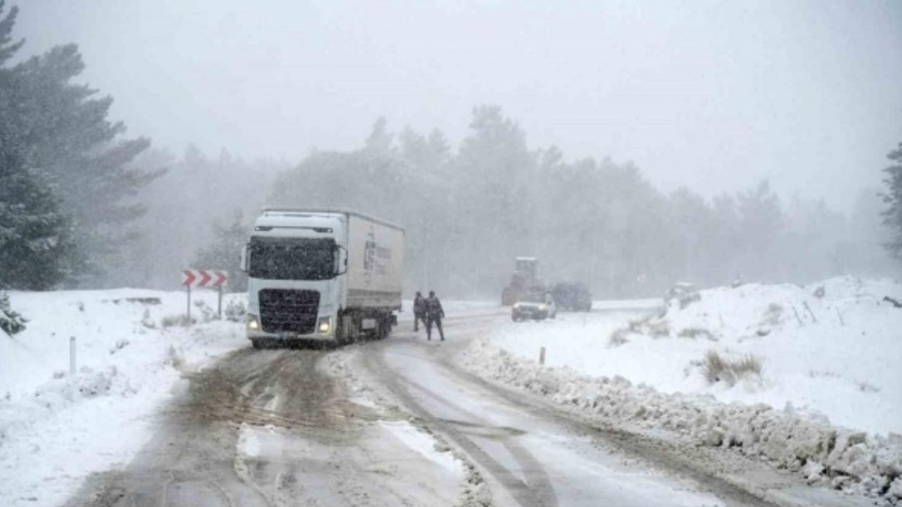 Kazdağları’nda kar yüksekliği yer yer yarım metreye ulaştı, trafik akışı durman noktasına geldi