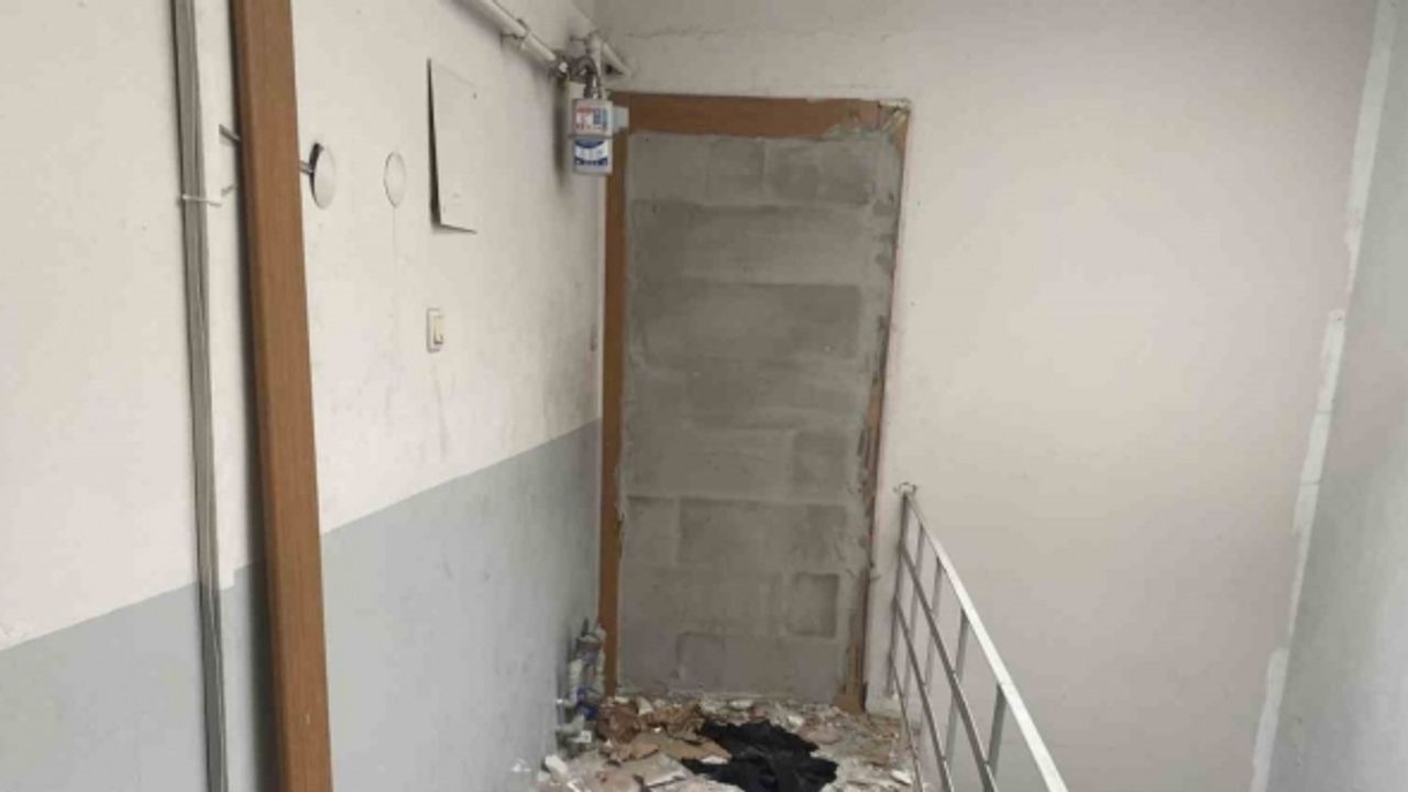Kentsel dönüşüm nedeniyle boşaltılan bir eve hırsız girince ev sahibi kapıya duvar ördü