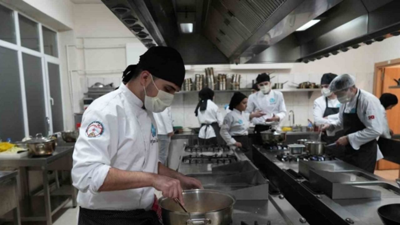 Kimi lahanadan börek yaptı kimi ise tatlı