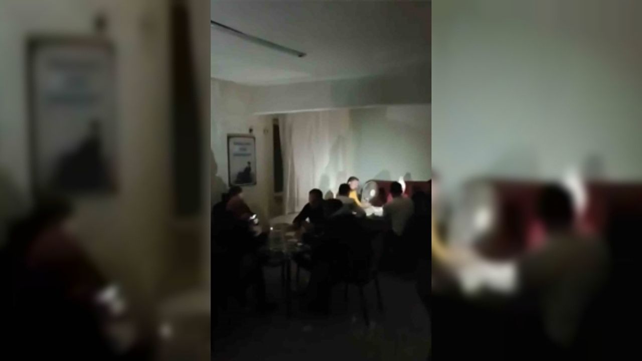 Kıraathanede elektrikler gitti, telefon ışıklarıyla oyuna devam ettiler