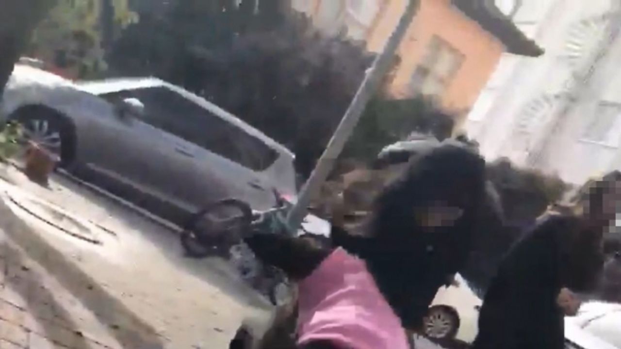 Kız öğrenciler arasında saç saça baş başa kavga