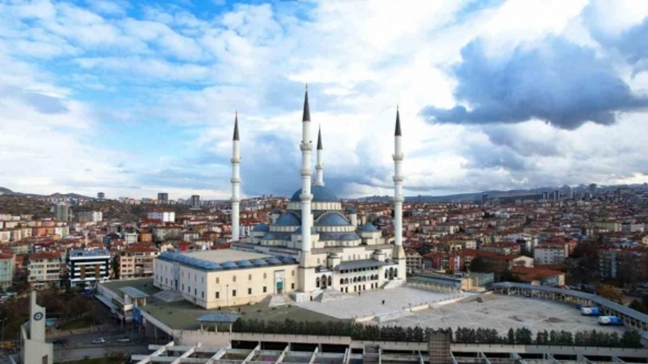 Kocatepe Camii’nin gökyüzü ile buluşması havadan görüntülendi