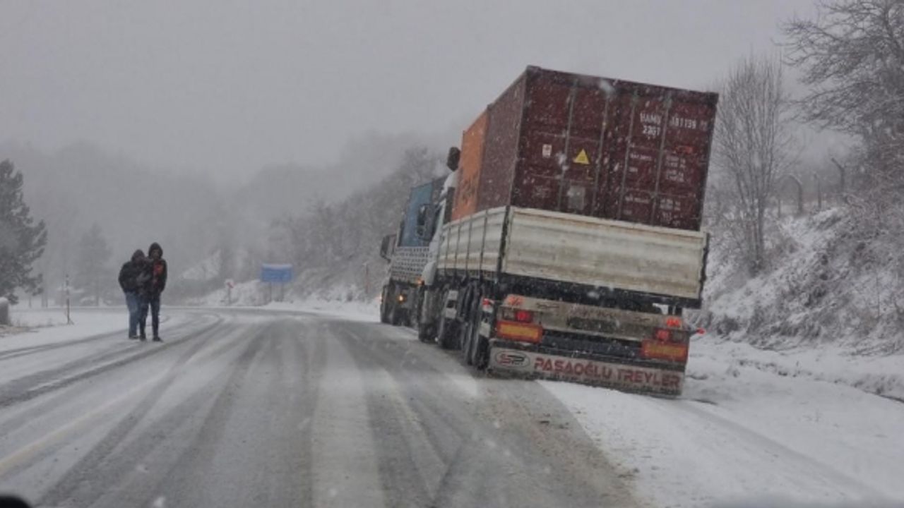 Kocayayla Geçidi yoğun kar yağışı nedeniyle tırlara kapatıldı