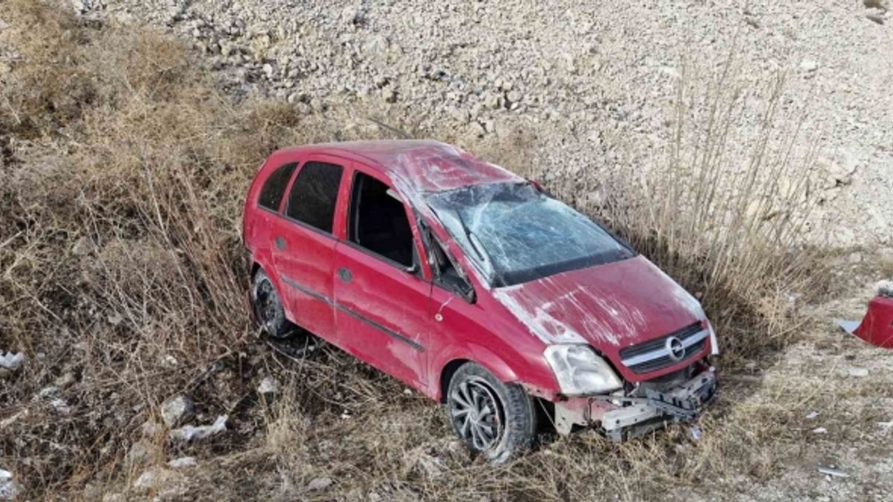Kontrolden çıkan araç takla atarak karşı şeride geçti: 2 yaralı