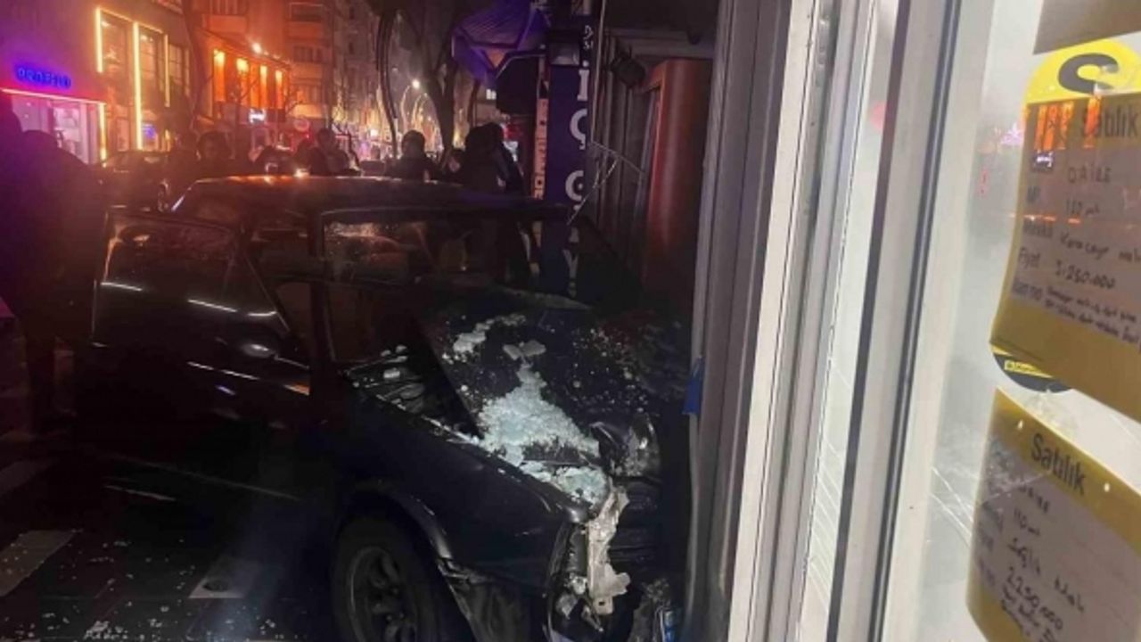 Kontrolden çıkan otomobil iki dükkana çarptı: Dükkan camları paramparça oldu