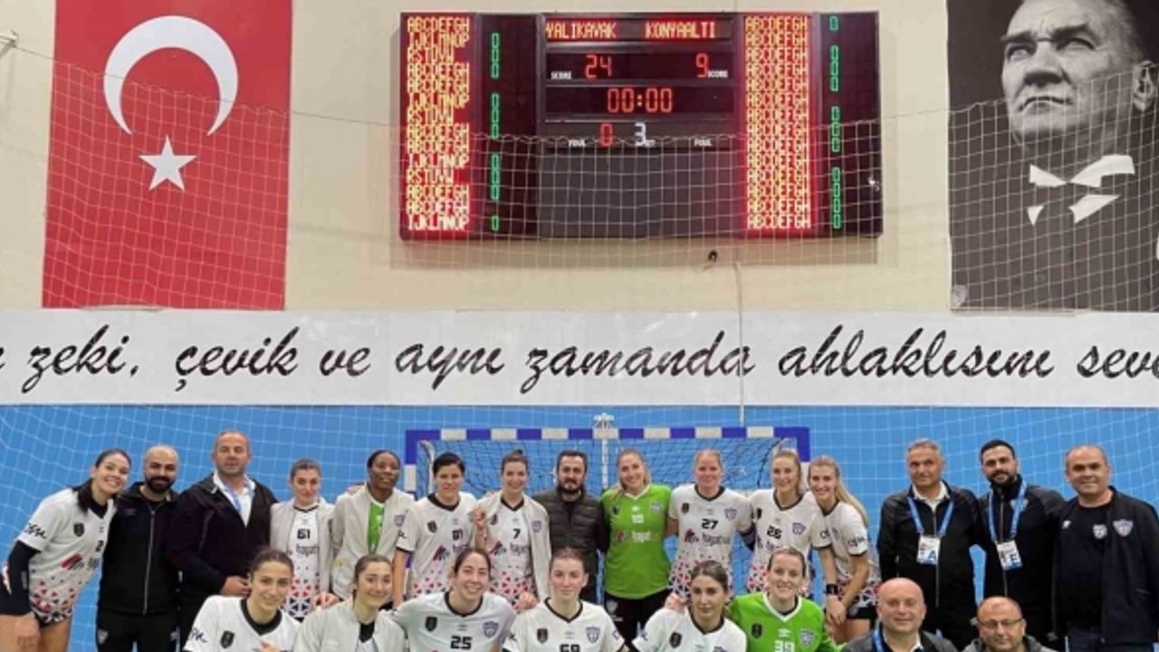 Konyaaltı Belediye Spor Kulübü Kadın Hentbol Takımı dolu dizgin