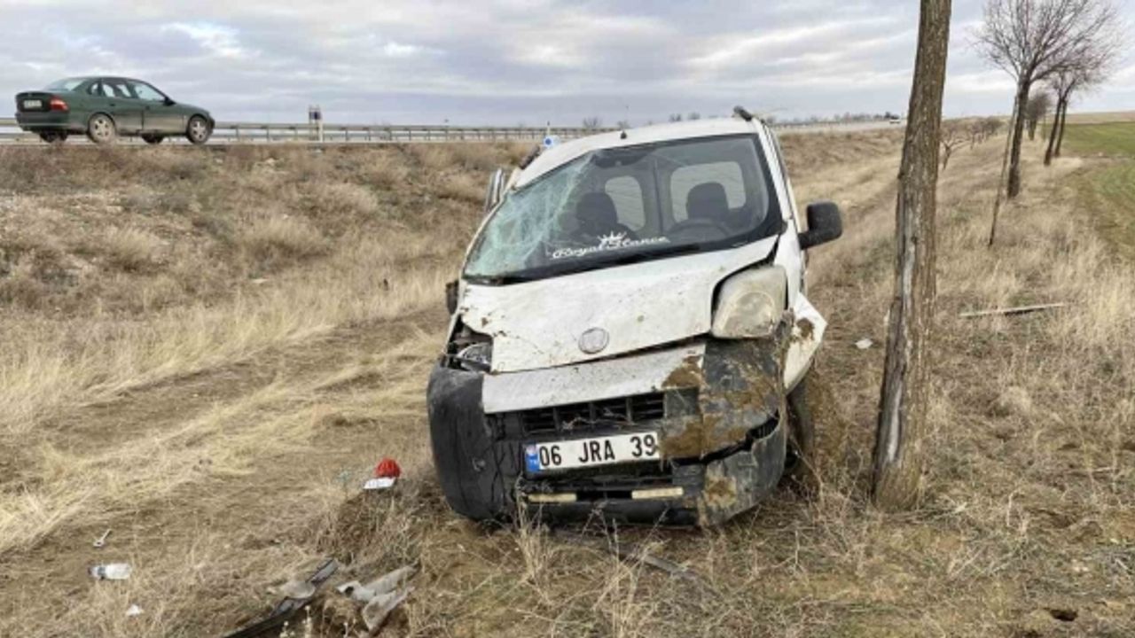 Konya’da hafif ticari araç takla attı: 2 yaralı