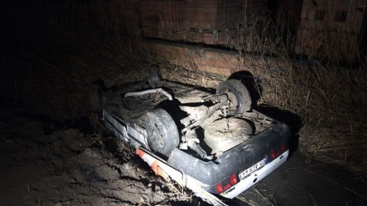 Köpeğe çarpmamak için manevra yapan Tofaş otomobil sulama kanalına uçtu: 3 yaralı