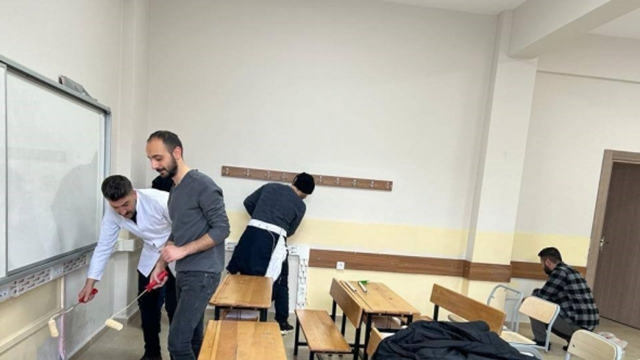 Köy okulu öğretmenlerinden duyarlı davranış: Okulda boya tamirat tadilat yaptılar