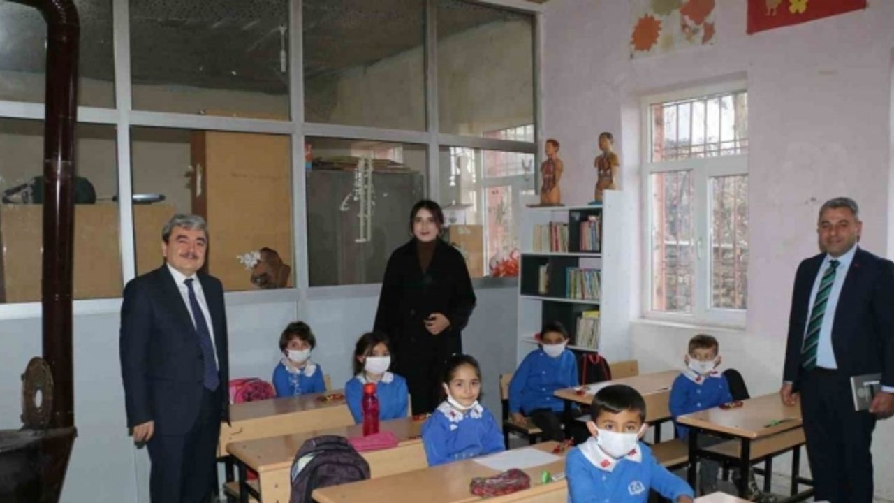 Köyde grip vakaları artınca Ebru öğretmen maske uygulaması başlattı