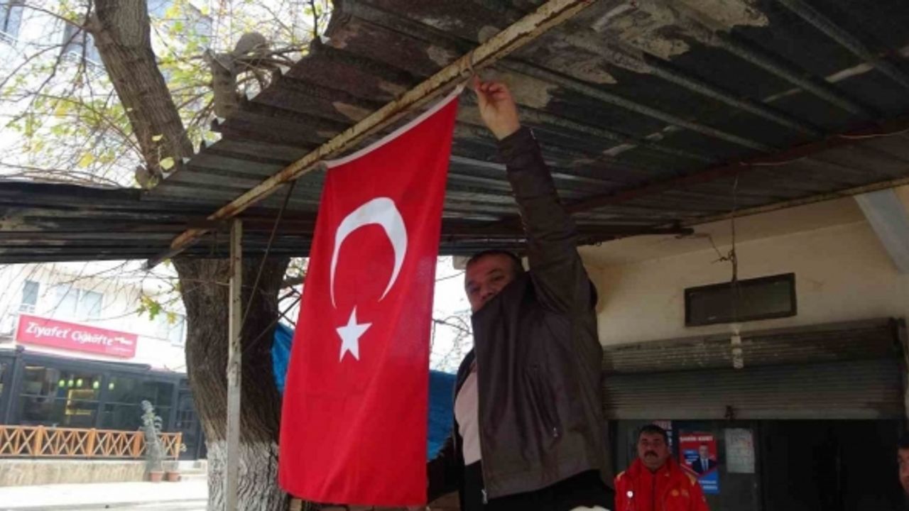 Kozan’da esnaflar iş yerlerini Türk bayrakları ile donattı