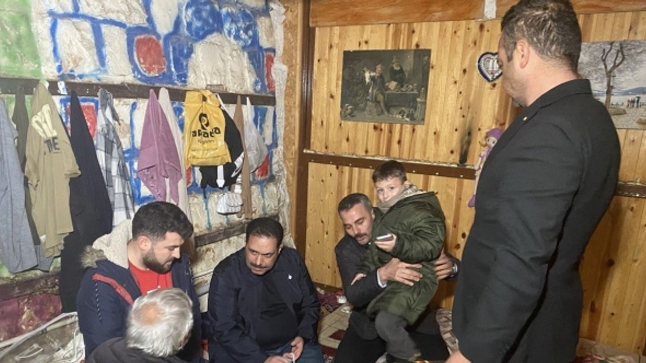 Kulübede yaşayan dede ve toruna duyarsız kalınmadı