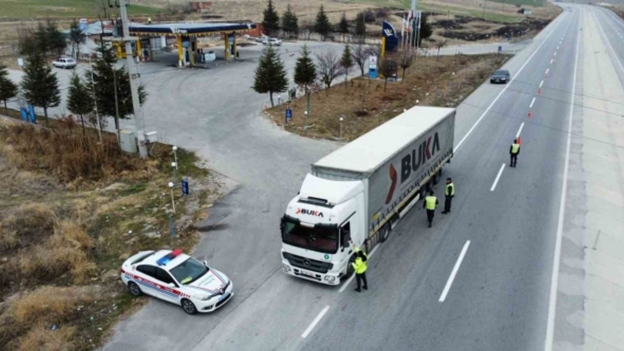 Kurallara uymayan 17 araç sürücüsüne 11 bin 730 TL para cezası kesildi