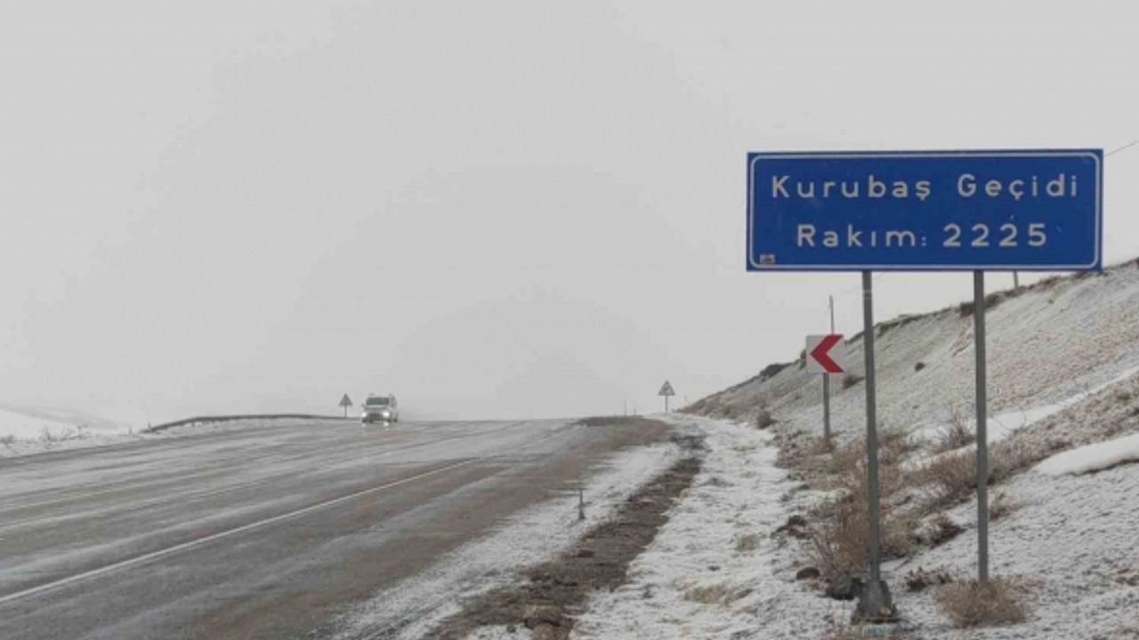 Kurubaş ve Güzeldere Geçidi’nde kar ve sis etkili oluyor
