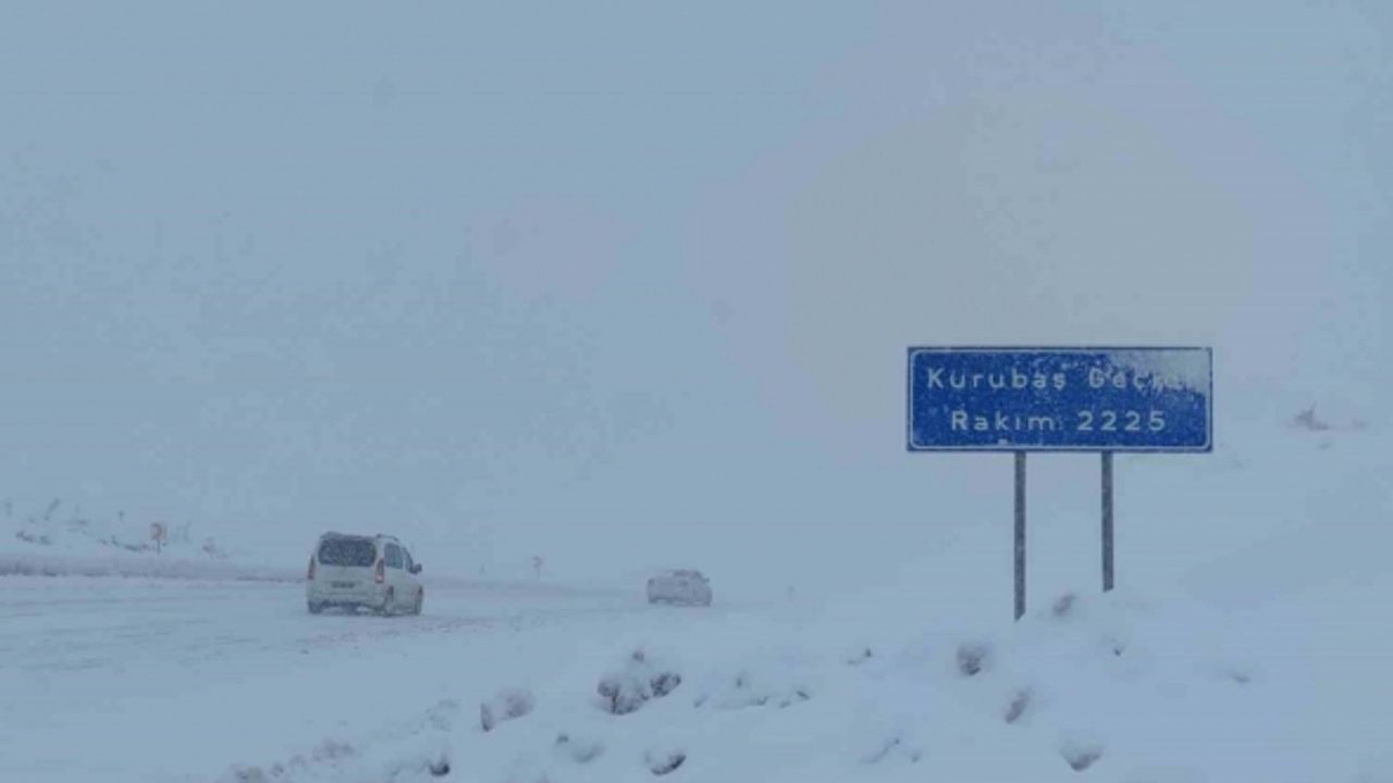 Kurubaş ve Güzeldere geçitlerinde kar yağışı ve sis etkili oluyor