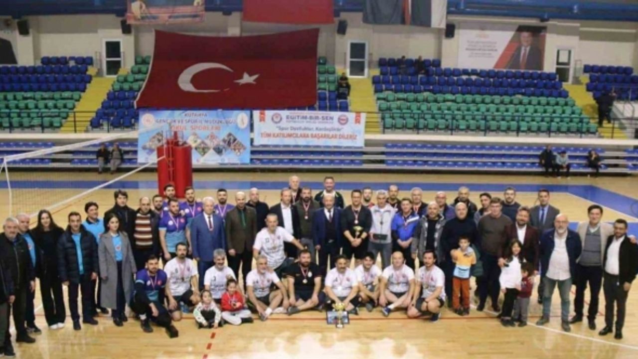Kütahya’da eğitim çalışanları voleybol turnuvasında şampiyon Şehitler Ortaokulu
