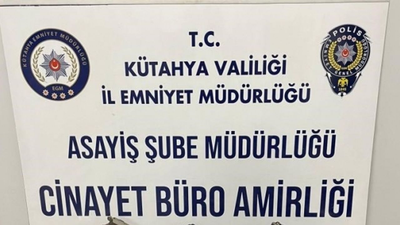 Kütahya’da polisin Bölge Uygulamasında 3 ruhsatsız tabanca ve uyuşturucu ele geçirildi