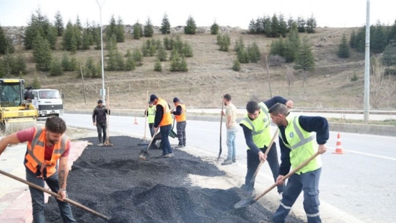 Kütahya’da sıcak asfalt serim çalışmaları devam ediyor