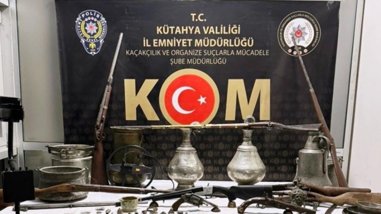 Kütahya’da tarihi eser operasyonu: 95 obje ve 176 sikke ele geçirildi