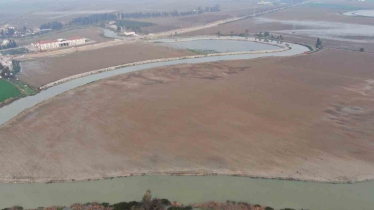 Kuvvetli yağışların etkisini yitirmesiyle göle dönen Amik Ovası’nda sular çekilmeye başladı