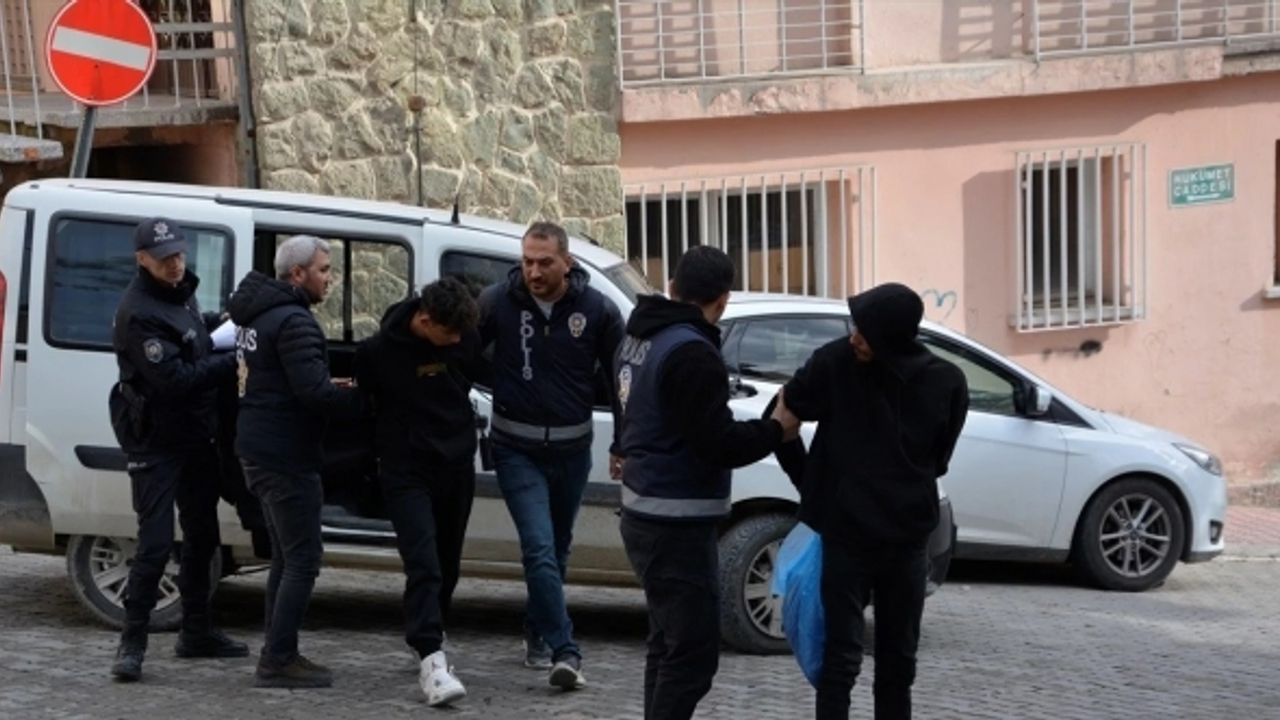 Kuyumcuyu soymak isteyen hırsızlar polisten kaçamadı