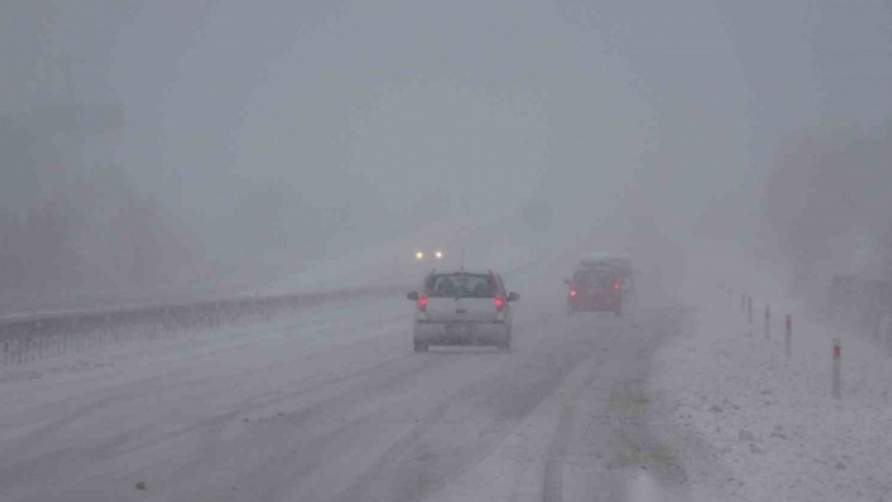Lapseki’de kar yağışı nedeniyle göz gözü görmüyor