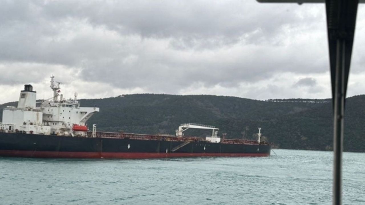 Liberya bayraklı Peria isimli yakıt tankeri İstanbul Boğazı geçişi sırasında arızalandı. Boğaz çift yönlü trafiğe kapatıldı. Yakıt tankeri, Kıyı Emniyeti Genel Müdürlüğü römorkörleri eşliğinde güvenli alana çekiliyor.