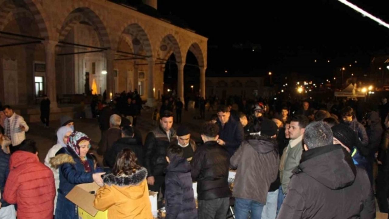 Lise öğrencileri helva yapıp kandil akşamı halka dağıttı