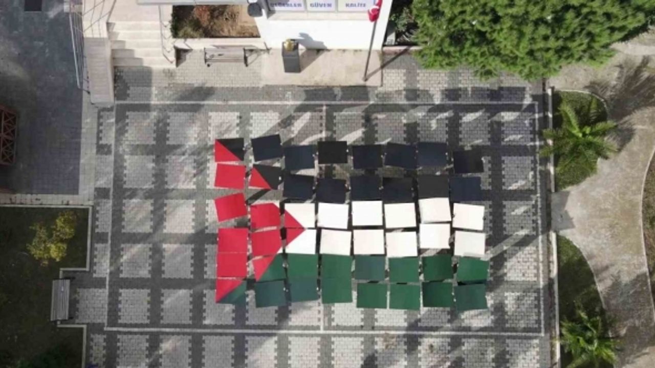Liseli öğrencilerden Filistin’e destek için bayraklı koreografi