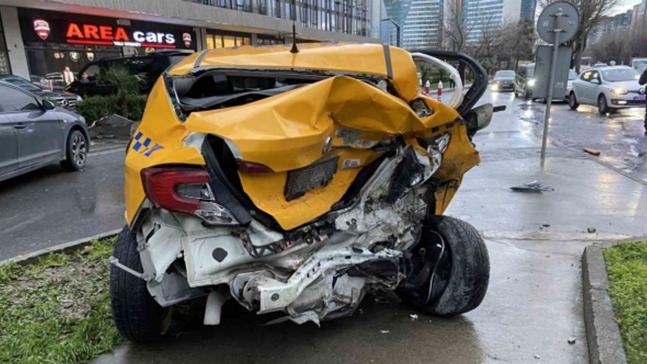 Lüks aracın kontrolden çıkmasıyla zincirleme kaza oldu: 1 yaralı