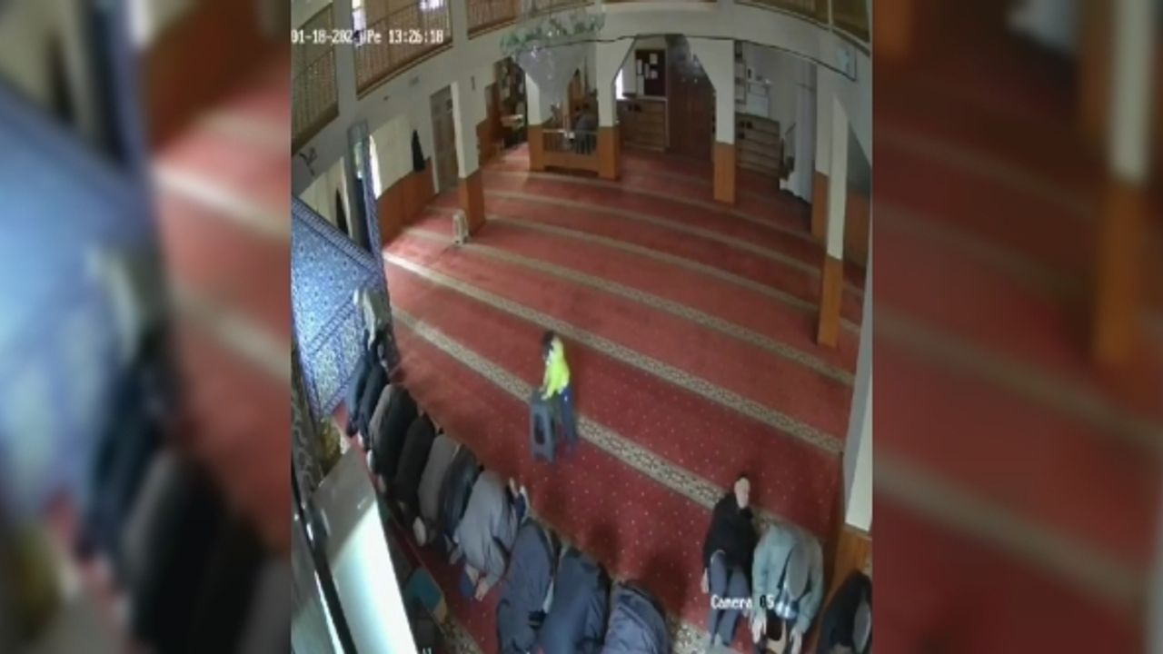 Maltepe’de küçük çocuk namaz kılan vatandaşın taburesini çekti