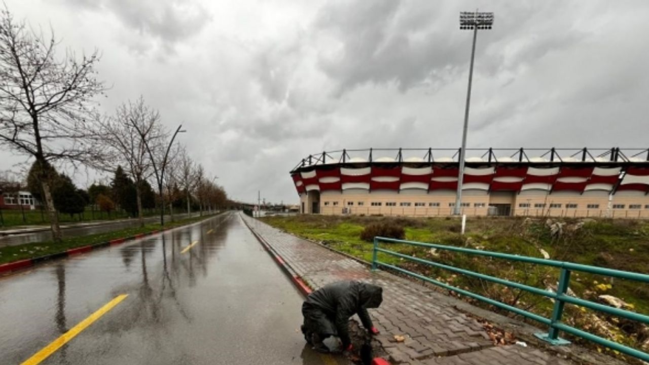 Manisa Büyükşehir ve MASKİ ekipleri fırtınaya karşı sahada