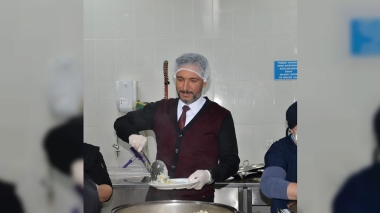 Manisa Milli Eğitim Müdürü yatılı öğrencilere yemek dağıttı