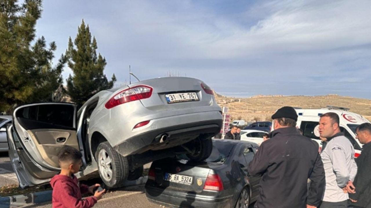 Mardin’de kazaya karışan otomobil çarptığı otomobilin üstüne çıktı