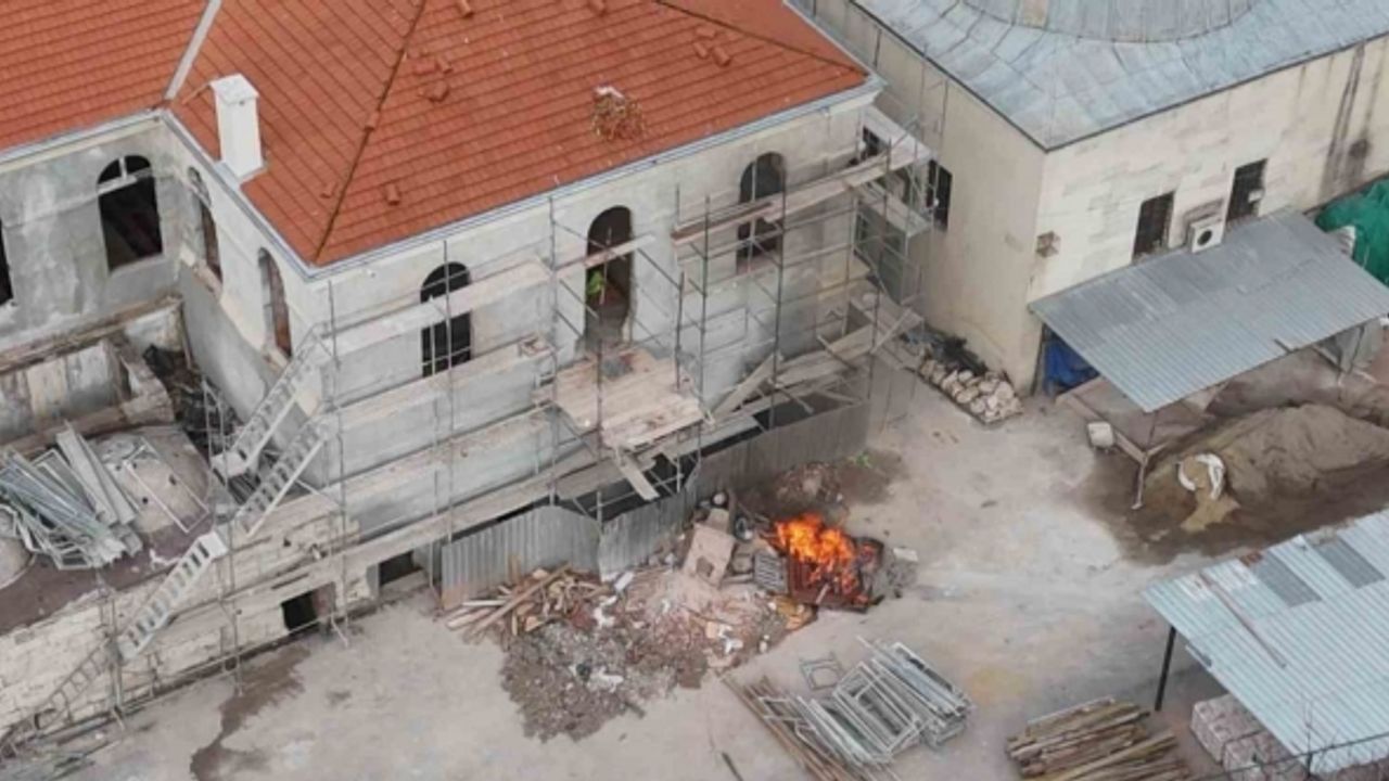 Marmara Üniversitesi rektörlük ve ek hizmet binasının restorasyonu sırasında ateş yaktılar