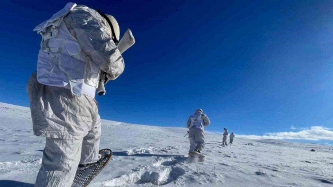 Mehmetçik, zorlu kış şartlarında çalışmalarına devam ediyor