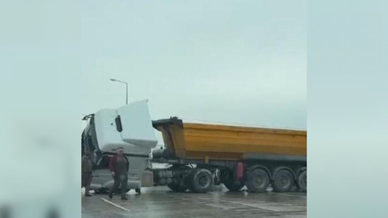 Mersin otobanında kamyon kazası: 1 ölü, 1 yaralı