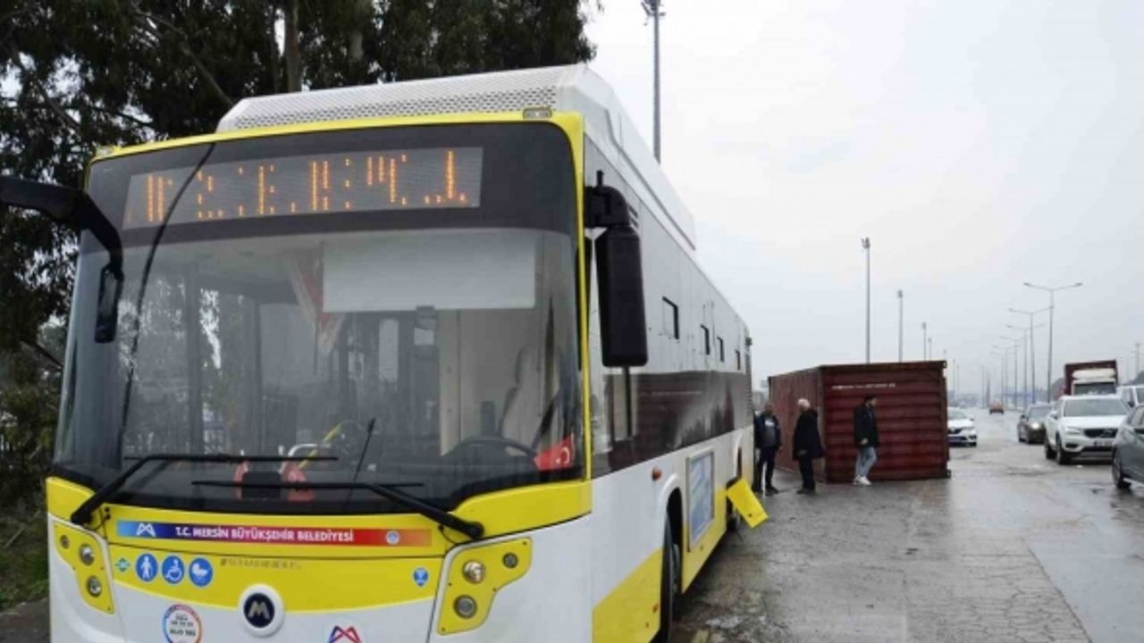 Mersin’de tırın üzerinden düşen konteyner belediye otobüsüne çarptı