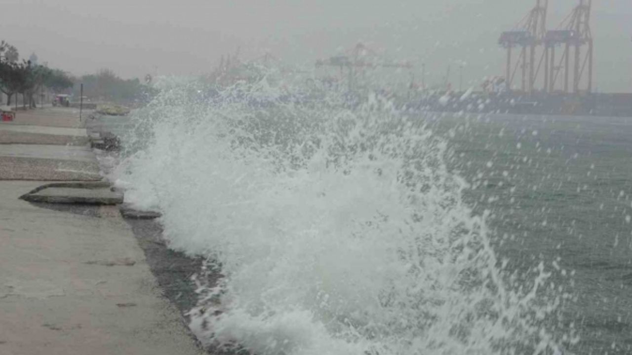 Mersin’de yağışlı hava etkili olmaya başladı, Akdeniz’de hortum çıktı
