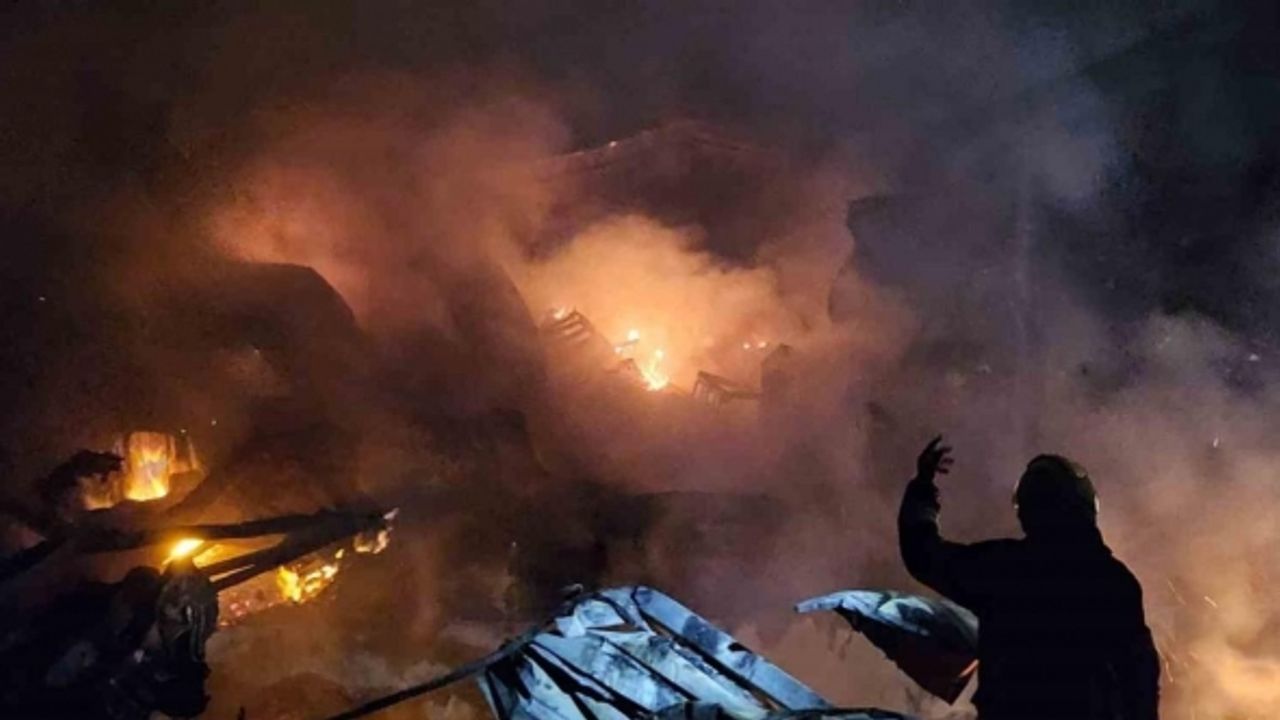 Mersin’deki yangında soğutma çalışmaları gece de devam etti