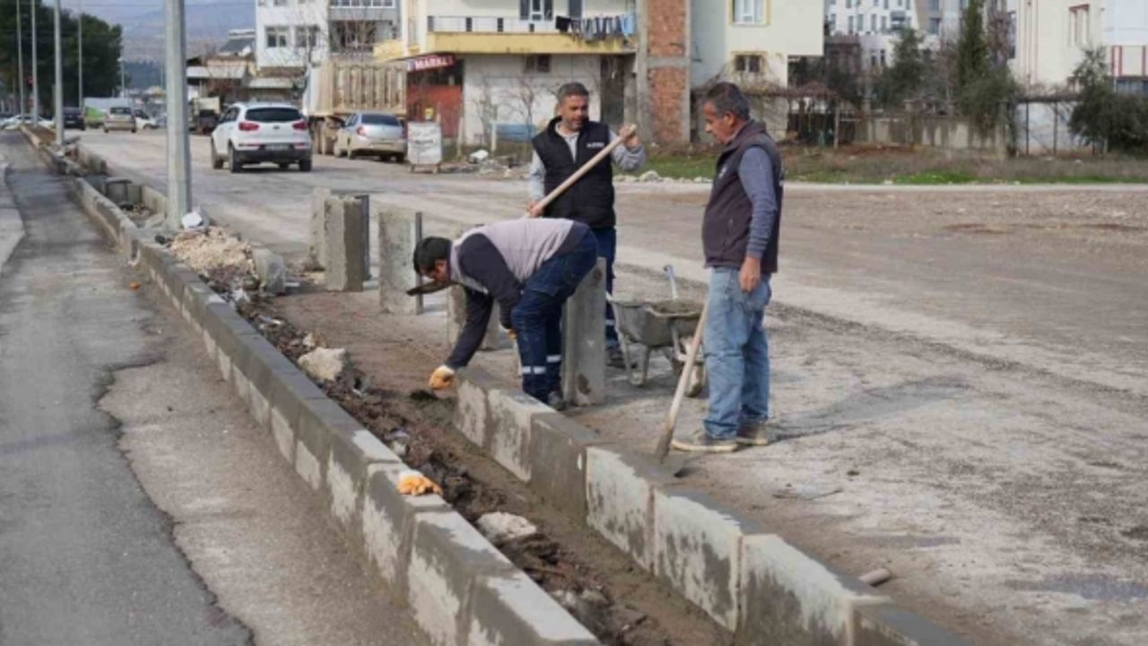 Millet Caddesinde refüj düzenleme çalışmaları devam ediyor