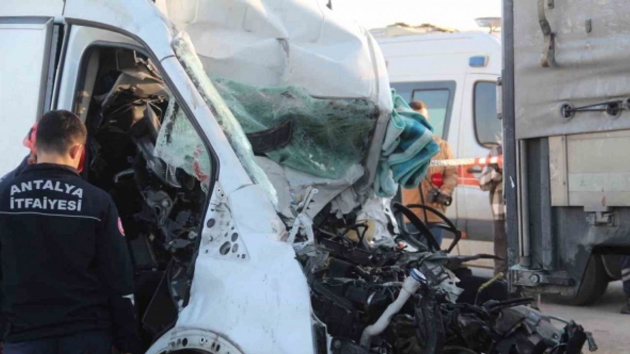 Minibüs park halindeki tıra ok gibi saplandı: 1 ölü, 1 yaralı