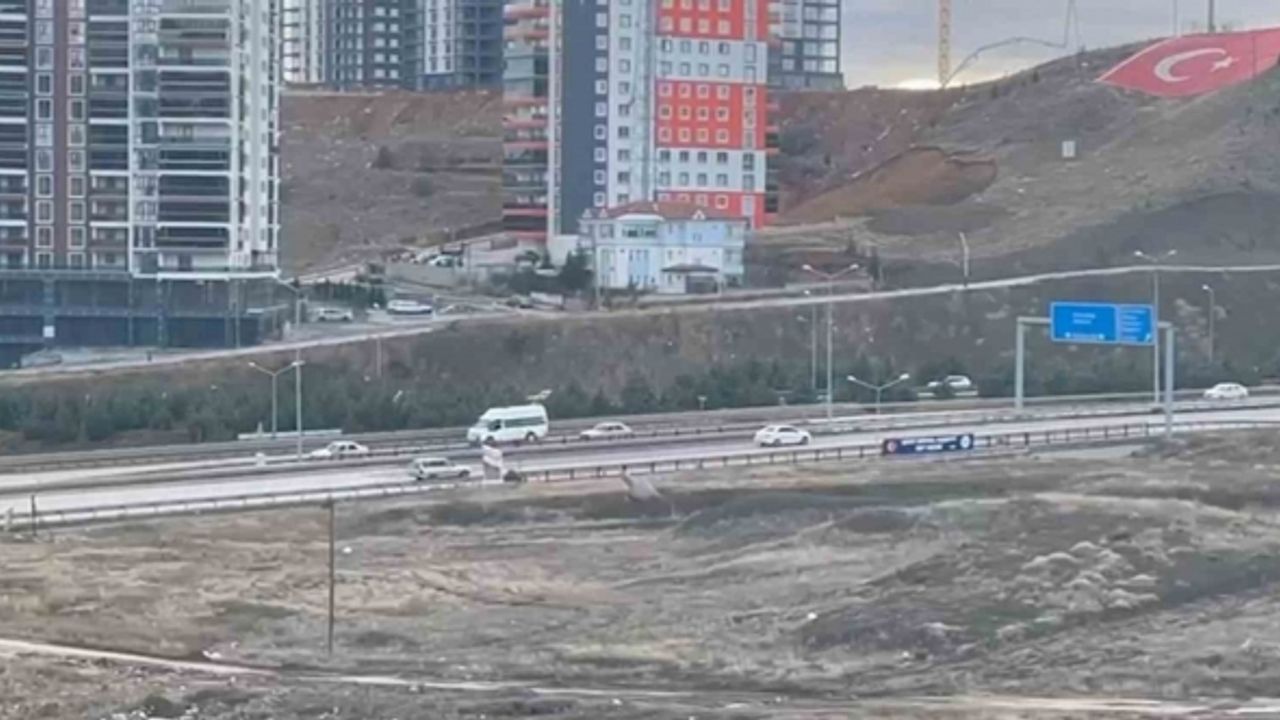 Minibüsü ile ters yönde geri geri ilerledi, trafiği tehlikeye attı