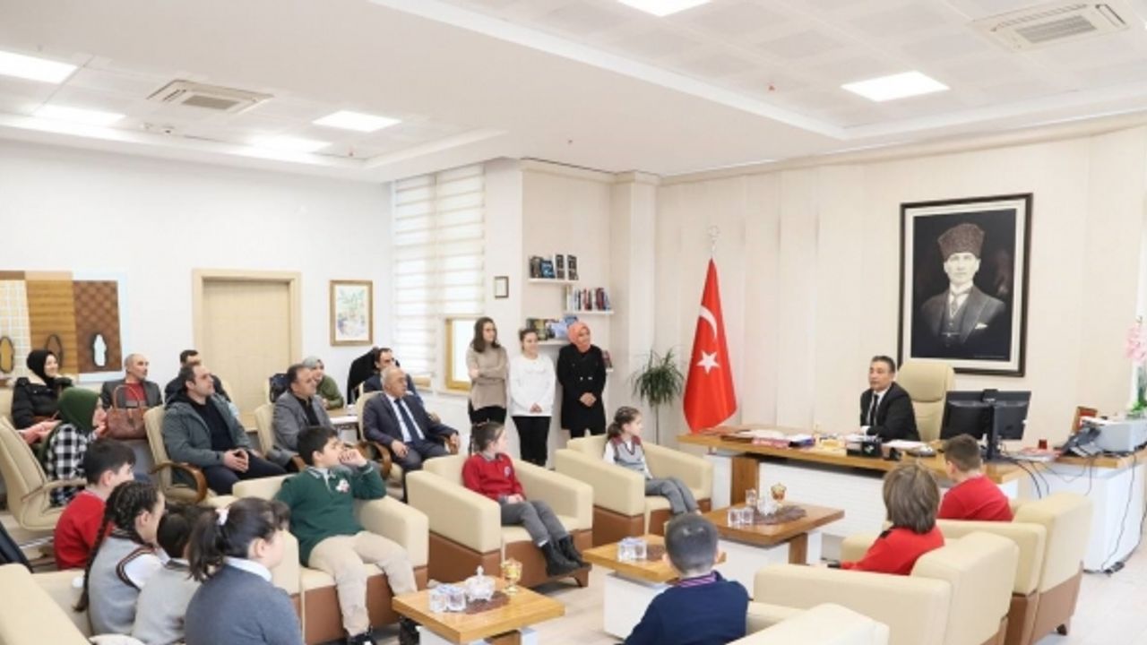 Minik eller trafiğe nefes olmak için yarıştılar dereceye giren öğrencilere ödülleri verildi