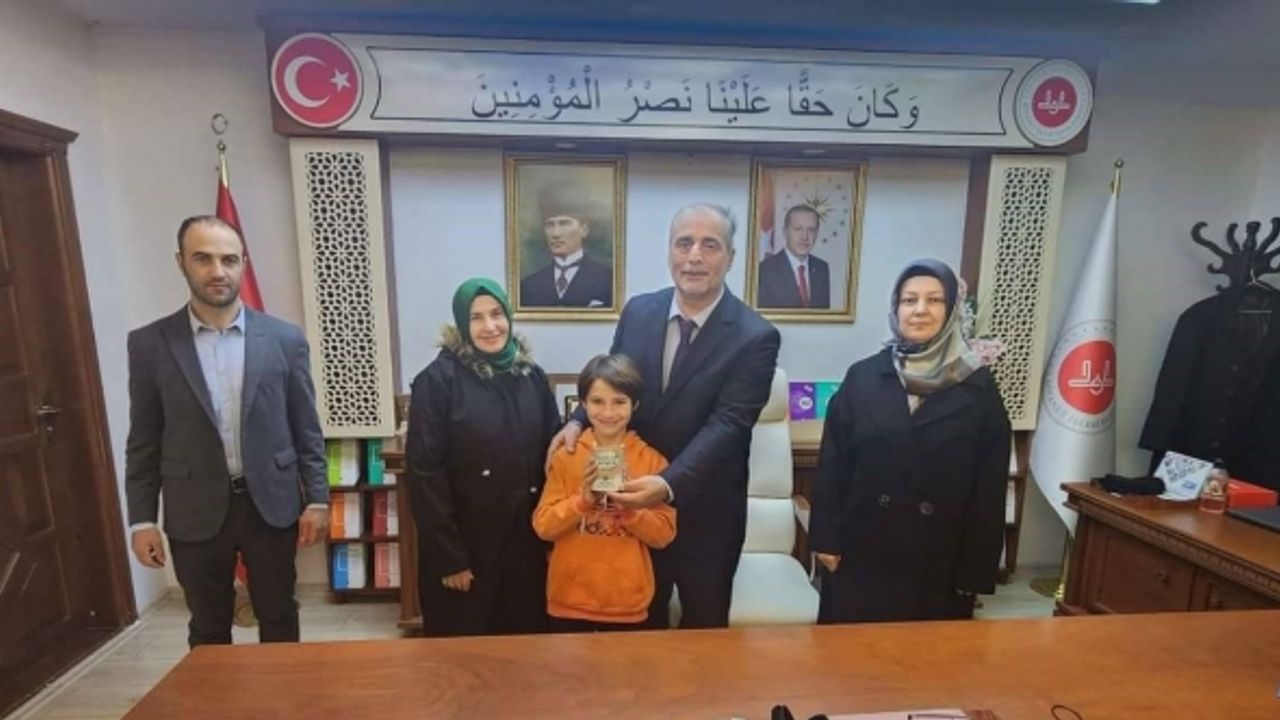 Minik Muhammet kumbarasındaki parasını Filistinli çocuklara bağışladı