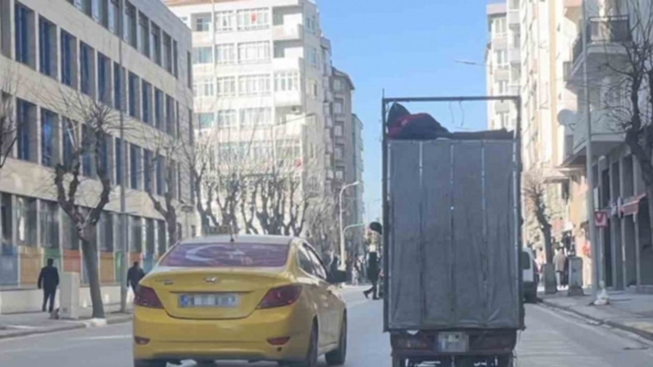 Motosikletin kasasına yüklü kartonların üzerinde yolculuk yapan şahıs trafiği tehlikeye attı